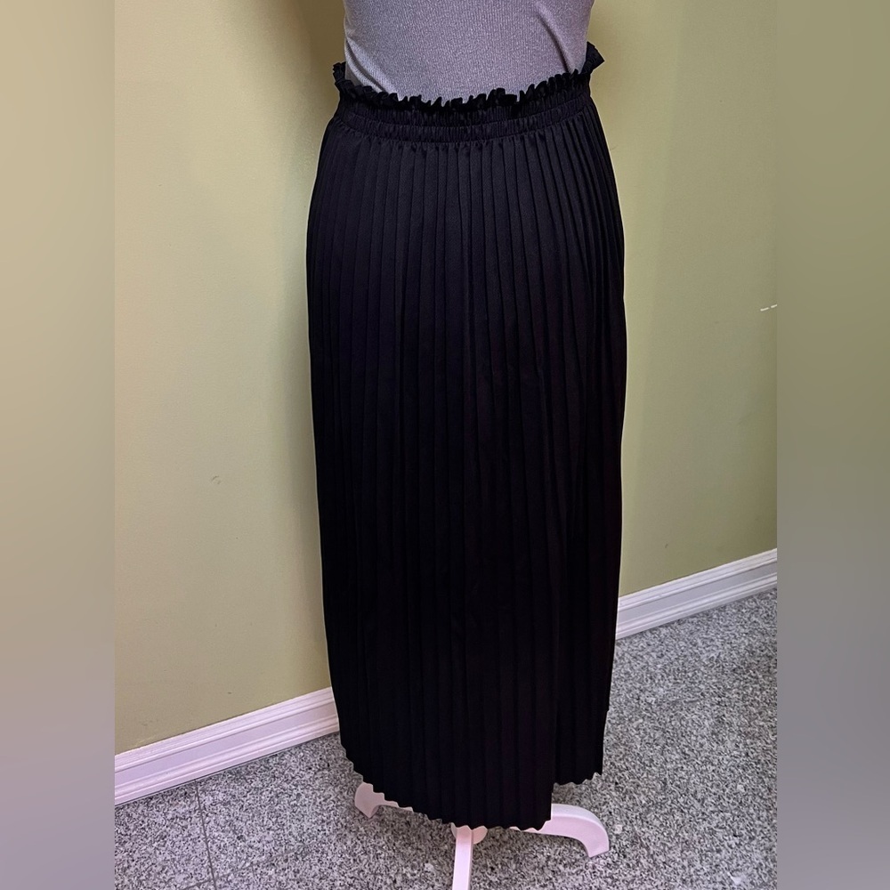 Bundle of 2 Unlined Scuba Pleated Skirts - Beige & Black, One Size Fits All - Picture 17 of 17